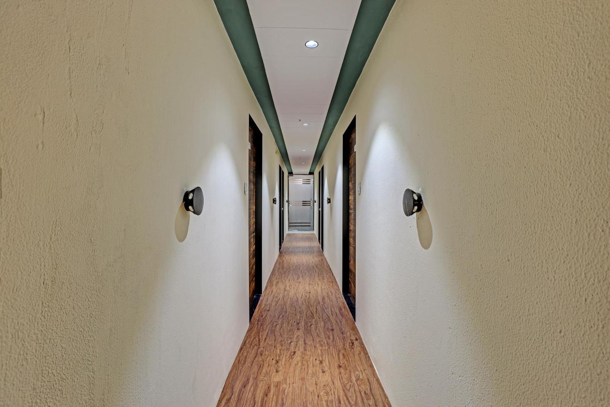 Collection O Hotel Swarg Surat Exterior photo