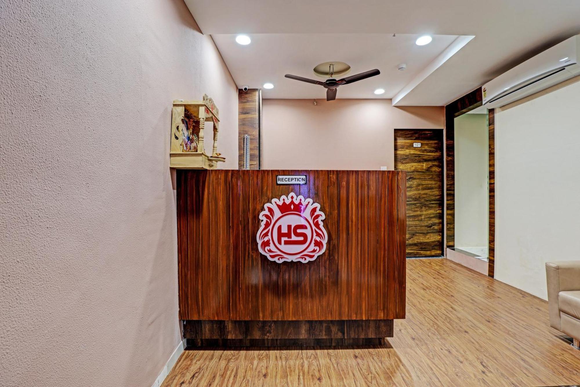 Collection O Hotel Swarg Surat Exterior photo