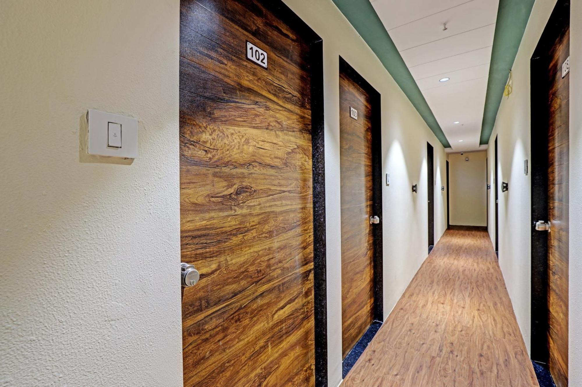 Collection O Hotel Swarg Surat Exterior photo