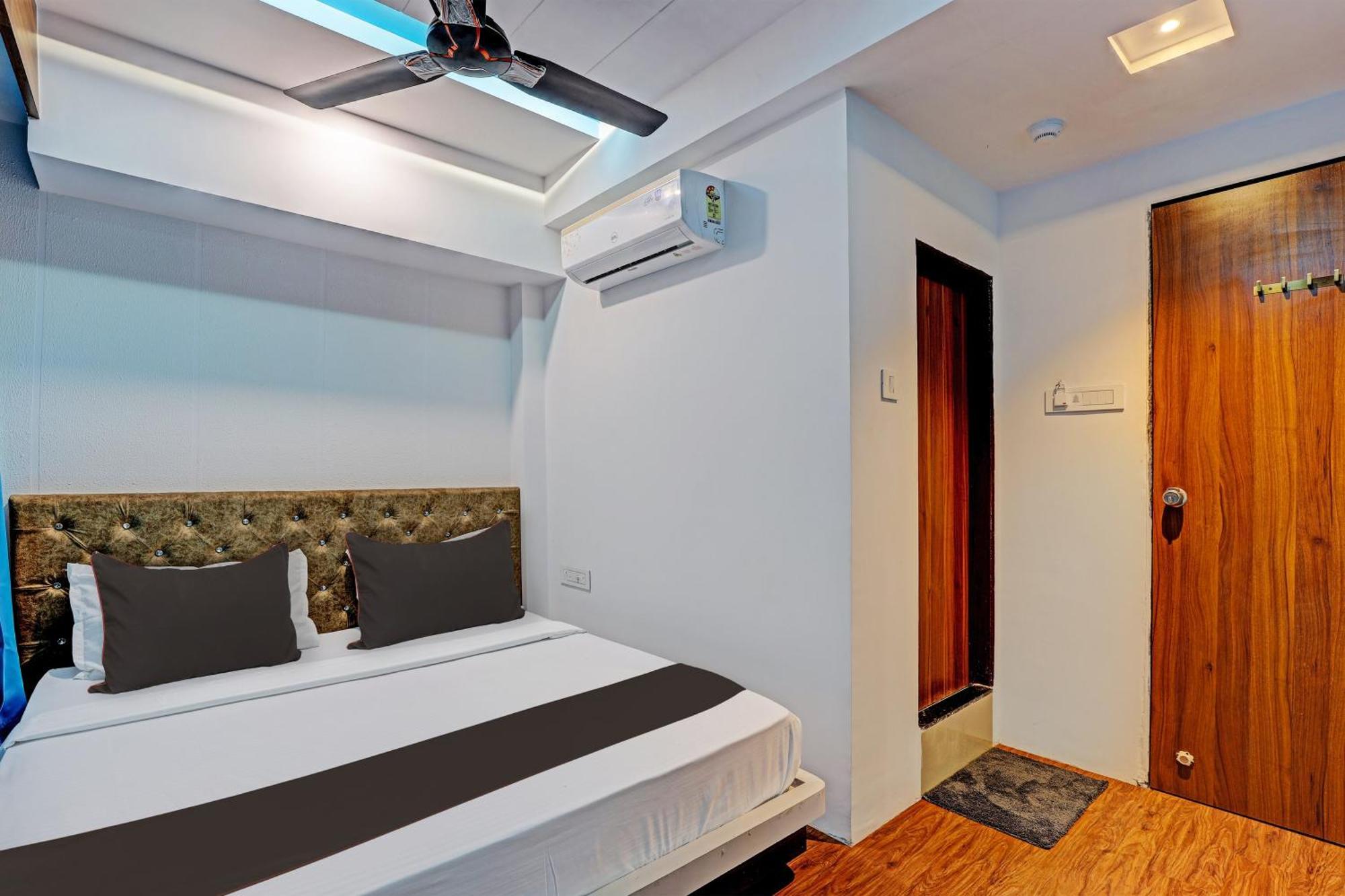 Collection O Hotel Swarg Surat Exterior photo