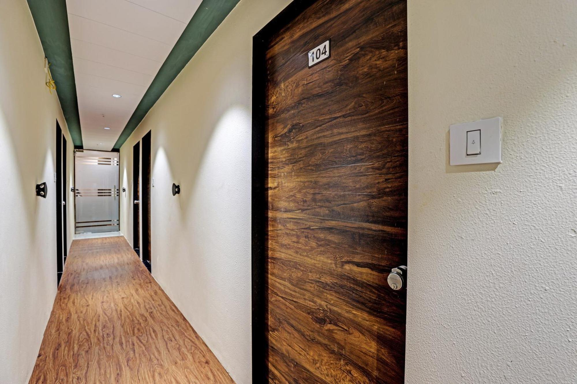 Collection O Hotel Swarg Surat Exterior photo