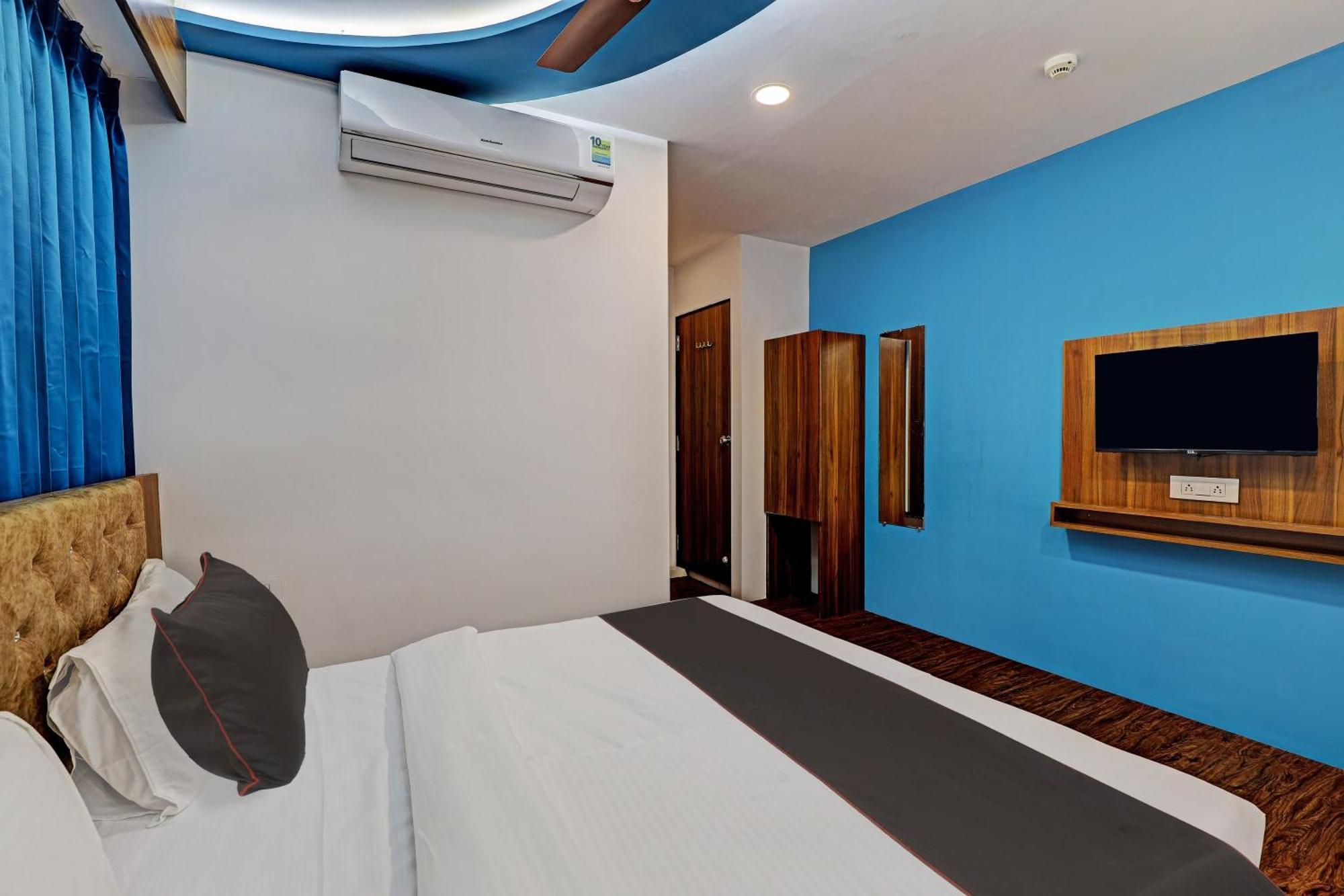 Collection O Hotel Swarg Surat Exterior photo